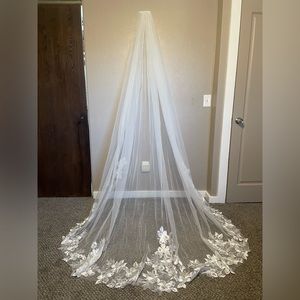 White Floral Cathedral Veil | NWOT